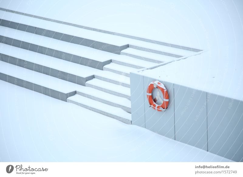 Treppe Havelauen mit Rettungsring Design Modellbau Winter Schnee Wassersport Wintersport Sportstätten Architektur Kleinstadt Menschenleer Mauer Wand weiß orange