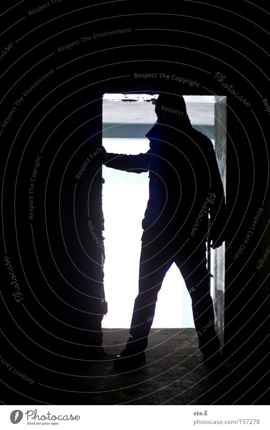 begegnungen Mensch Tür Durchgang Tor verfallen schäbig dreckig Silhouette schwarz weiß dunkel Aussicht Blick beobachten Angst Panik Einsamkeit
