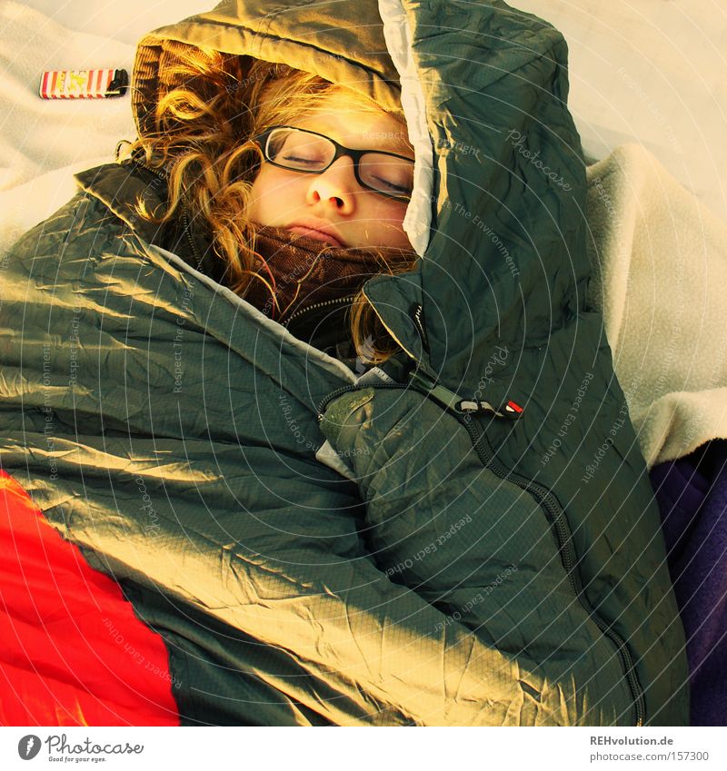 Frau schläft im Schlafsack schlafen Erholung kalt ruhig Mensch verpackt Frieden Vertrauen Camping liegen friedlich Außenaufnahme Brille Outdoor entspannen