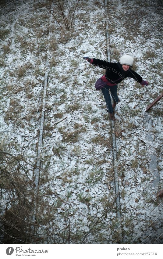 Flipside Boardslide Frau Zufriedenheit Akrobatik Gleise Schnee Winter Pelzmütze Wiese Gras Blatt schön attraktiv kalt Frost Freude