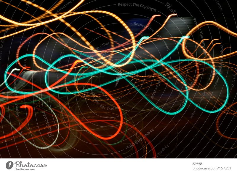 tohuwabohu Farbfoto Außenaufnahme Experiment Nacht Licht Langzeitbelichtung Bewegungsunschärfe Linie gelb grün rot Farbe Lichtermeer türkis Wellenlinie
