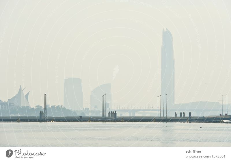 Fata Morgana Stadt Hauptstadt Skyline Hochhaus Bankgebäude außergewöhnlich Brücke Wasser Bucht Dubai Wüste Wärme Luftspiegelung Dunst Ferne Größe Größenwahn