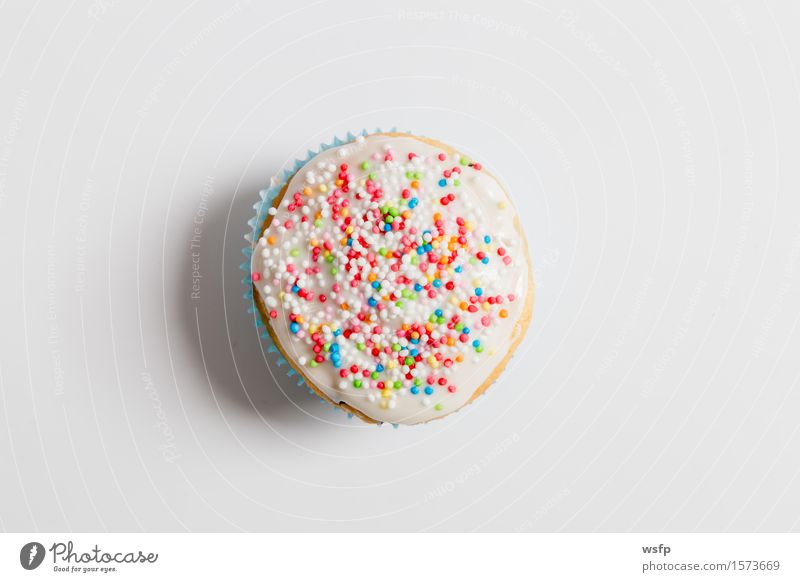 Muffins im Detail als Freisteller Kuchen Dessert Dekoration & Verzierung hell nah Cupcake Hintergrundbild Zuckerguß verziert Zuckerstreusel Streusel Backdekor