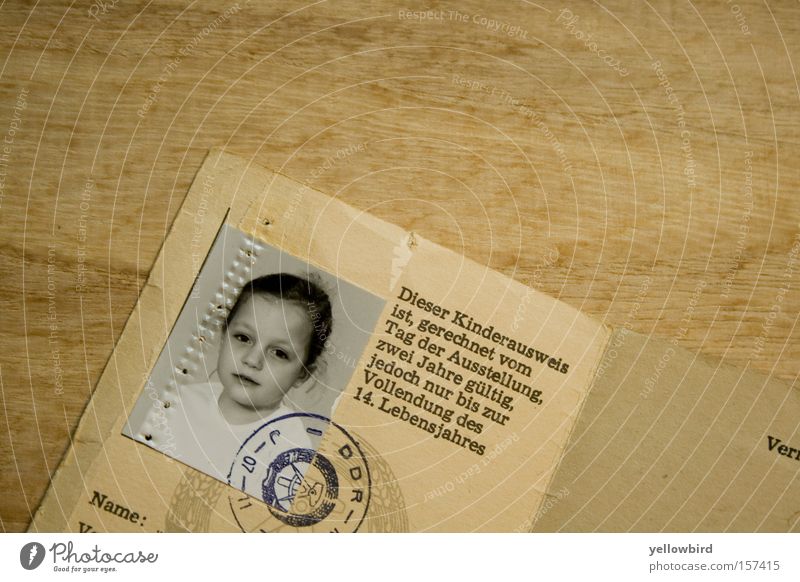 Damals in der DDR Kind authentisch historisch Neugier niedlich Originalität trist feminin braun Ausweis Osten Reisepass Passbild Fotografie Kinderausweis