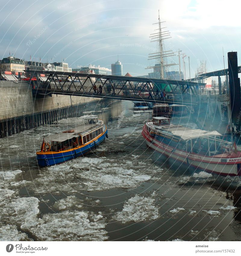 Hafenrundfahrt Hamburg Hamburger Hafen Landungsbrücken Barkasse Eisscholle Winter chaotisch Nebel Wasserfahrzeug Brücke Blauer Himmel Mensch Mauer Außenaufnahme