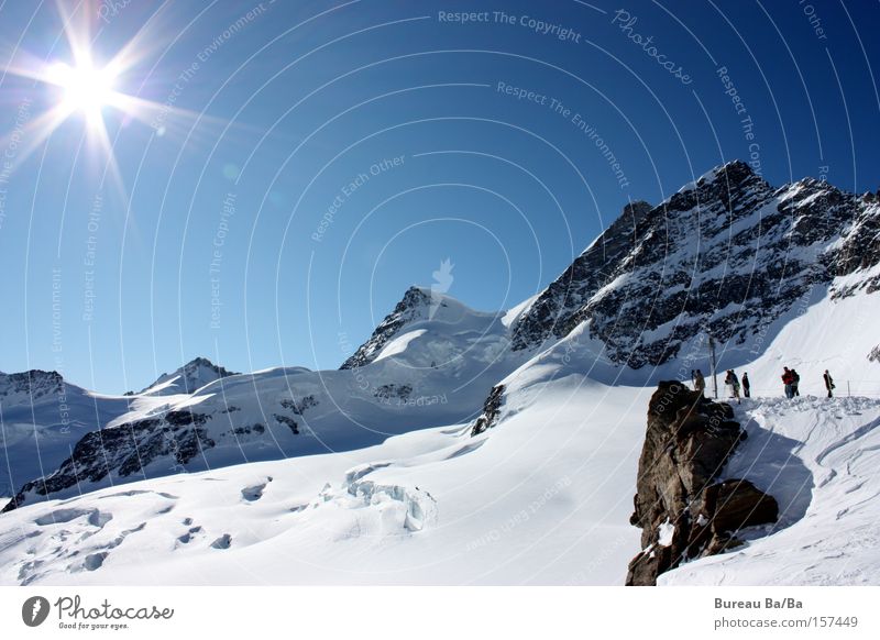 Top of Europe Eiger blau Sonne Berge u. Gebirge Hochgebirge Tourist Schweiz jungfraujoch Schnee Schneebedeckte Gipfel Sonnenlicht Sonnenstrahlen Bergwanderung