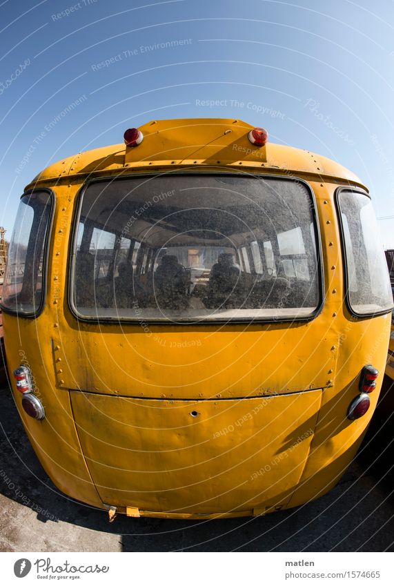 yellow.sub.marine Verkehr Verkehrsmittel Öffentlicher Personennahverkehr Berufsverkehr Autofahren Bus Oldtimer blau gelb rot Rücklicht Fenster parken Farbfoto