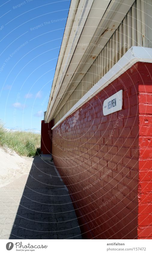 Dünen-WC Norderney Sand Himmel blau Toilette Herr Schatten Sommer rot weiß Mauer Eingang Küste obskur