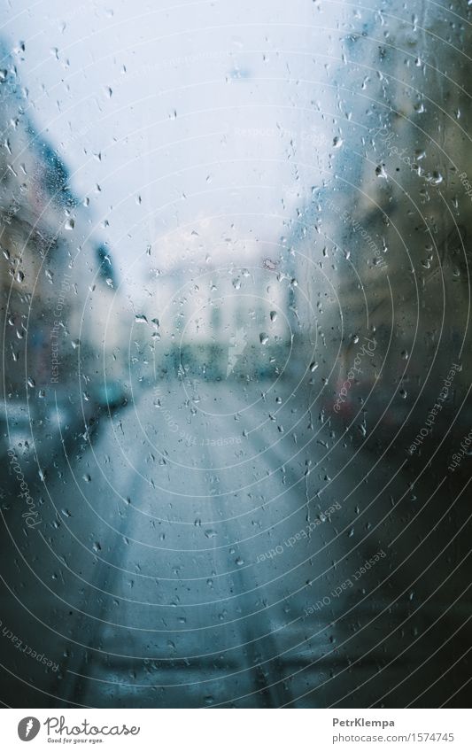 Regentropfen auf Glas in der Stadt Fußgängerzone Fenster Verkehr Straße PKW Schienenverkehr Bahnfahren Eisenbahn Kunst Farbfoto Außenaufnahme Innenaufnahme