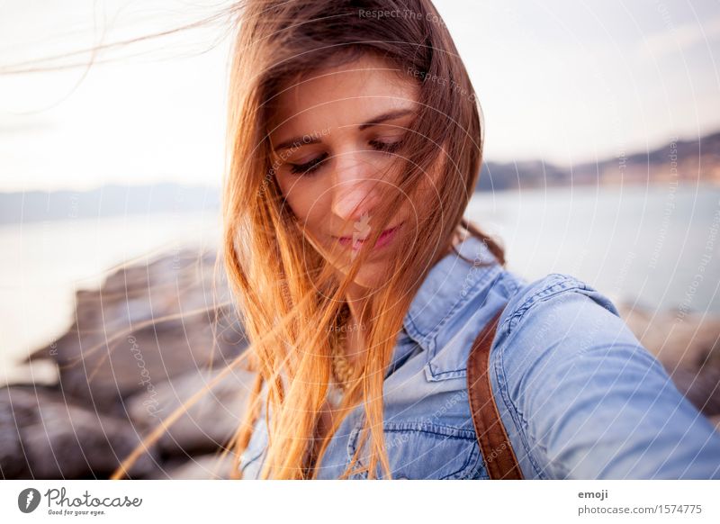 Urlaub feminin Junge Frau Jugendliche Kopf Haare & Frisuren 1 Mensch 18-30 Jahre Erwachsene brünett schön Urlaubsfoto Wind Farbfoto Außenaufnahme Tag