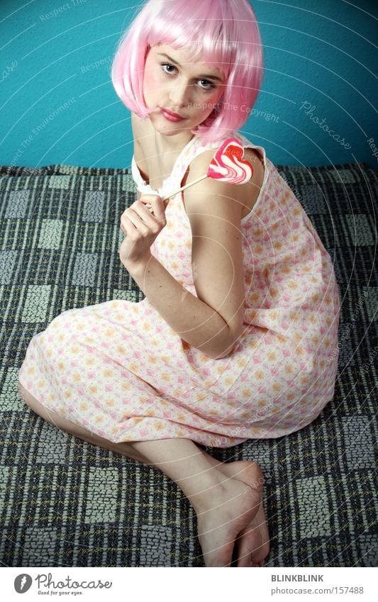 lollipop #2 Perücke rosa Nachthemd Decke Barfuß Lollipop Blick feminin Junge Frau süß Zucker Süßwaren Schlafzimmer Karneval