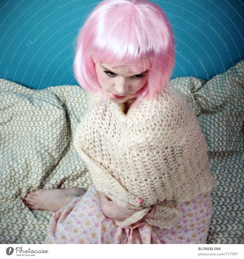 rosa helm Perücke sensibel Decke Bett Nachthemd Wolle Umhang türkis weiß beige Barfuß schön Frau Schwäche hellhäutig