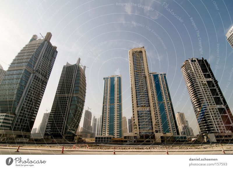 Metropolis 7 Dubai Stadt Skyline Hochhaus Bewegung Verkehr KFZ Straße Häusliches Leben Wohnung Arabien Wachstum Verkehrswege
