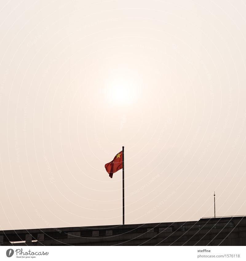 Sonne, Mond und Sterne, ohne Mond China trist Fahne chinesische flagge Smog Shanghai Farbfoto Außenaufnahme Menschenleer Textfreiraum links Textfreiraum rechts