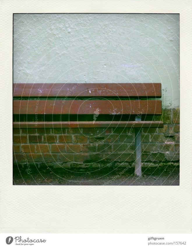halbe sache Hälfte Sitzgelegenheit ruhig leer Einsamkeit Mauer Polaroid Detailaufnahme Möbel Langeweile Bank auf die lange bank schieben halbe sachen machen