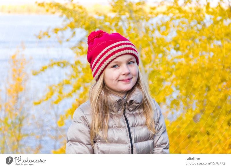 Schönes Mädchen im roten Hut Sommer Kind Kindheit 8-13 Jahre Herbst blond niedlich weiß fünf sechs 7 acht Vorschulkind fallen Kaukasier Europäer Ausdruck Aktion