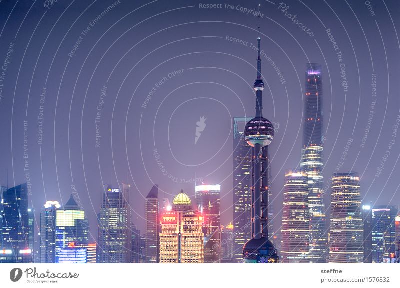 nachts in Pudong Skyline überbevölkert Hochhaus Stadt Licht Energie energiehunger Shanghai Pu Dong China hoch Langzeitbelichtung Nachtaufnahme Farbfoto