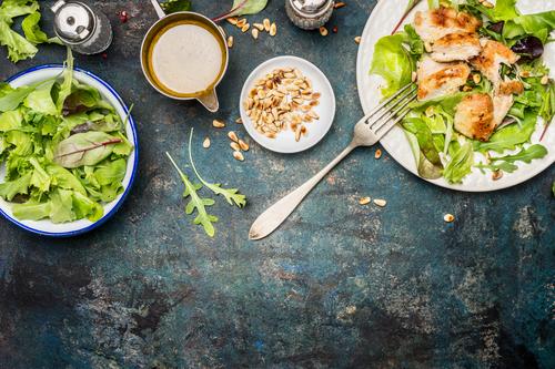 Grüner Salat mit Hähnchen, Gabel und Dressing Lebensmittel Fleisch Gemüse Salatbeilage Kräuter & Gewürze Öl Ernährung Mittagessen Abendessen Büffet Brunch