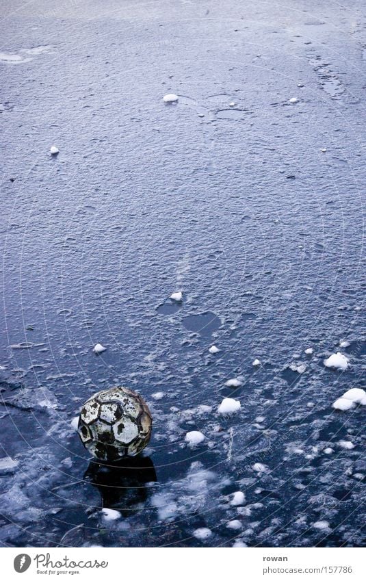 wer holt den ball? Ball Fußball kalt Winter Eis verloren See Spielen