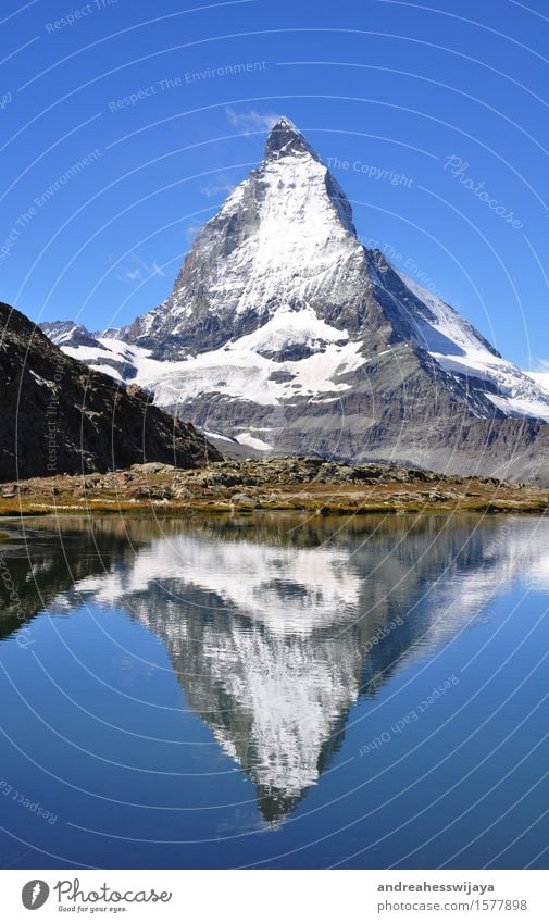 Matterhorn mit Spiegelbild Berge u. Gebirge wandern Landschaft Wasser Sommer Schönes Wetter Felsen Alpen Schweiz Gipfel Schneebedeckte Gipfel See Gebirgssee