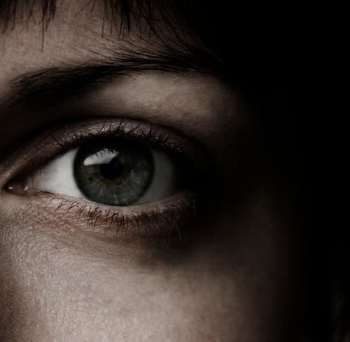 Spooky eyeball dunkel Reflexion & Spiegelung Gesicht Wange Schatten schwarz Angst Klarheit Innenaufnahme Makroaufnahme Nahaufnahme Auge Haare & Frisuren