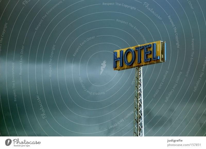 Hotel Himmel Schilder & Markierungen Hinweisschild Werbung Leuchtreklame Typographie Wort Buchstaben Großbuchstabe Detailaufnahme Farbe schönebeck