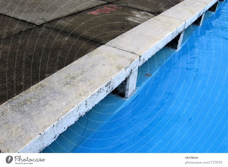 Wasserkante Schwimmbad Freibad springen spritzen Freude Beton Grenze Ecke nass Spielen Sommer chribier