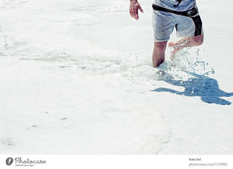 Sportlich Strand Schaum Meer Beine Hose Trainingshose Badehose laufen gehen Schatten weiß Schwimmen & Baden Wasser nass Mann Spielen Kraft Fitness