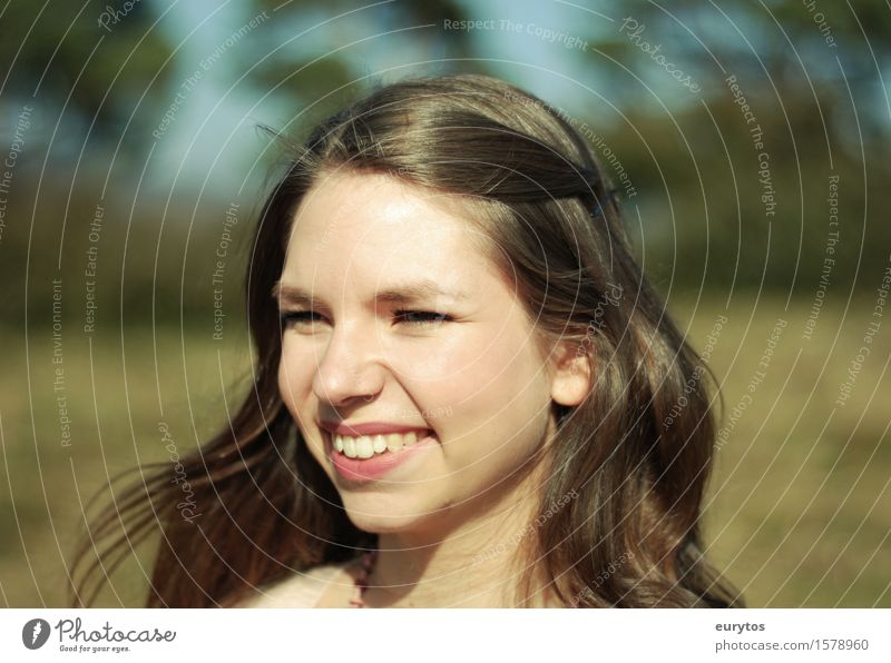 Frühlingserwachen Mensch feminin Junge Frau Jugendliche 1 18-30 Jahre Erwachsene genießen Fröhlichkeit Gesundheit Glück Zähne Gesicht Farbfoto Außenaufnahme Tag