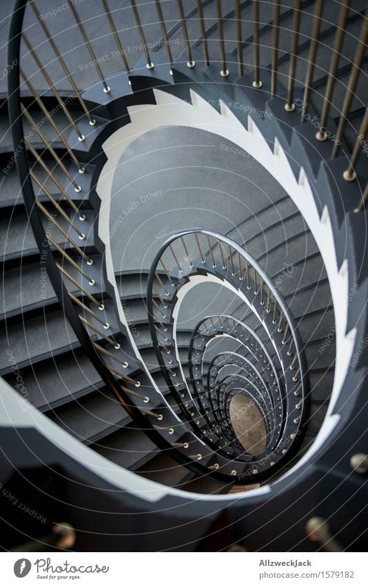 Abwärtsspirale I Treppe ästhetisch elegant grau weiß Symmetrie Treppenhaus Wendeltreppe Treppengeländer Spirale Innenarchitektur Farbfoto Innenaufnahme