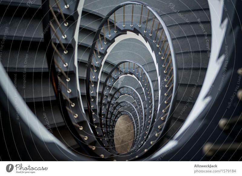 Abwärtsspirale II Treppe ästhetisch elegant grau weiß Symmetrie Treppenhaus Wendeltreppe Treppengeländer Spirale Innenarchitektur Farbfoto Innenaufnahme