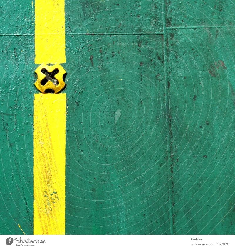 Ein gelber Streifen auf grünem Grund Metall Metallwaren Wasserfahrzeug Niete Farbe Strukturen & Formen Ordnung Quadrat Grenze Linie Schilder & Markierungen