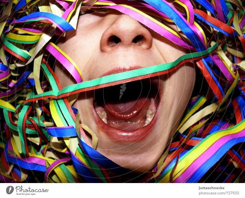 Der Fasching will mich fressen Karneval Luftschlangen Konfetti Party schreien Feste & Feiern verstecken verdeckt Nase Mund Kind Juttaschnecke Hilferuf