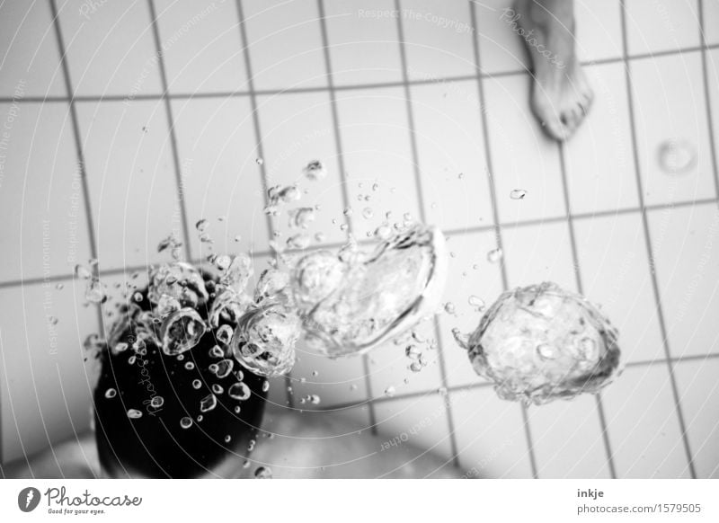 "Fiese Fliesen" Lifestyle Schwimmbad Schwimmen & Baden Mensch Kopf Fuß 2 Luft Wasser Luftblase Blubbern Blase atmen tauchen Atemnot Luft anhalten Barfuß