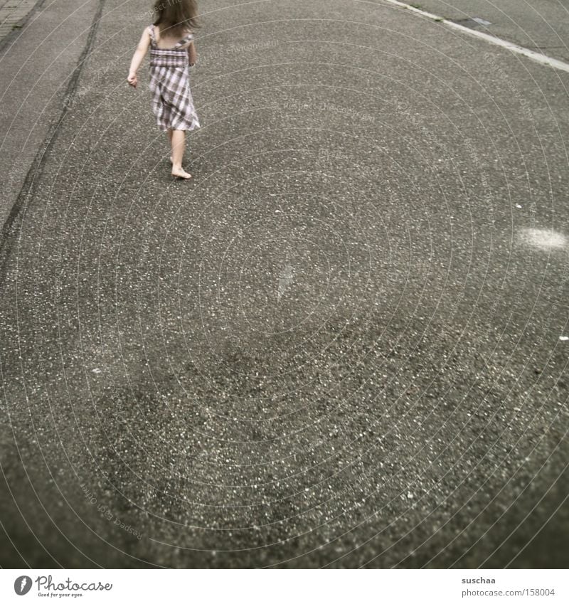 durchs dorf marschieren Kind Mädchen Straße Asphalt Gangart Schrittgeschwindigkeit schreiten laufen zielstrebig