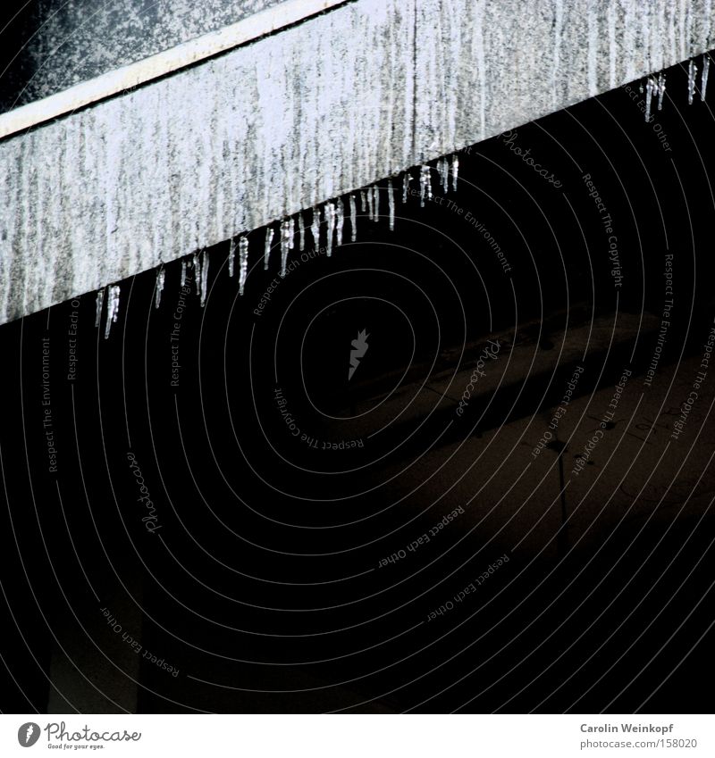 Köln winterlich. Demontage Zerreißen Abrissgebäude Haus Eiszapfen Wasser gefroren Beton Material Baustelle graphisch Linie