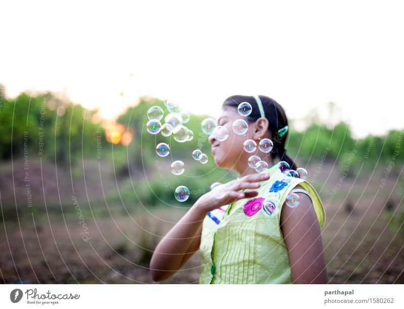Das Mädchen mit Blasen Mensch feminin Kind 1 8-13 Jahre Kindheit Umwelt Natur Landschaft Pflanze Luft Frühling Schönes Wetter Park Hemd Stoff schwarzhaarig