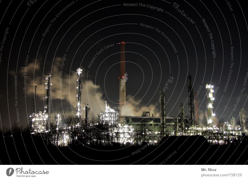 nachtschicht Fabrik Nacht Rauch Wasserdampf dunkel Licht Schornstein Schichtarbeit Chemiewerk Umweltschutz Umweltverschmutzung Klimawandel Arbeitsplatz