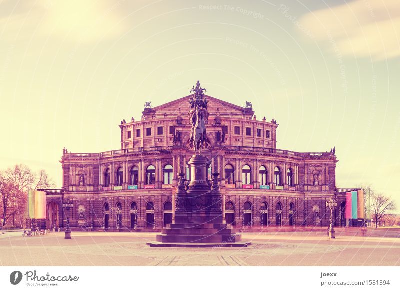 Für ein welt-offenes Dresden Schönes Wetter Bauwerk Architektur Sehenswürdigkeit Semperoper alt blau braun mehrfarbig Optimismus Akzeptanz friedlich