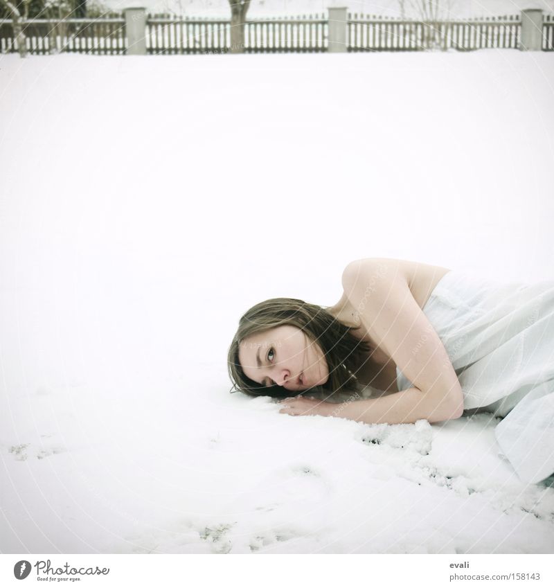 White is the colour of snow weiß Frau Kleid Bekleidung Schnee white woman liegen