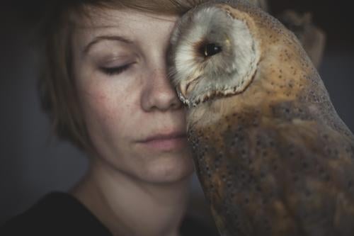 owl Frau Erwachsene 1 Mensch 18-30 Jahre Jugendliche blond kurzhaarig Wildtier Totes Tier Eulenvögel Kauz außergewöhnlich wild weich Akzeptanz Vertrauen