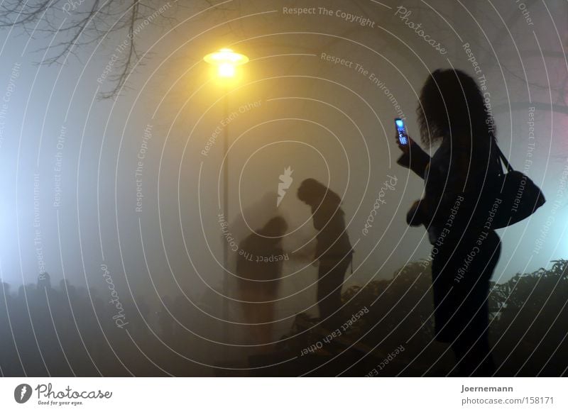 Handygirl Nachtleben feminin Frau Erwachsene 1 Mensch 3 18-30 Jahre Jugendliche Nebel Stadt Telefongespräch SMS Laterne Geisterstunde Schattenspiel woman Gesäß