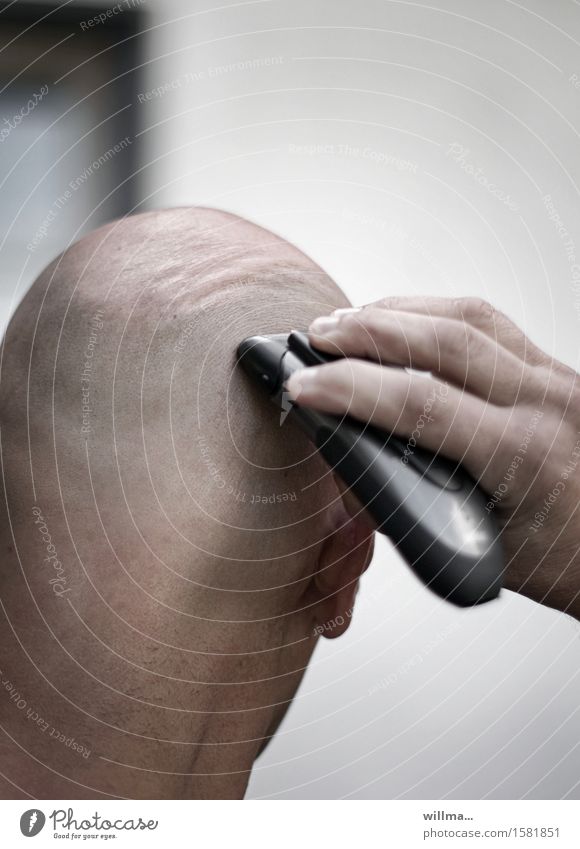 Mann rasiert seine Glatze, Ansicht von hinten Rasierer nackt Hand Männlicher Akt Kopf Technik & Technologie Rasieren Detailaufnahme Rückansicht