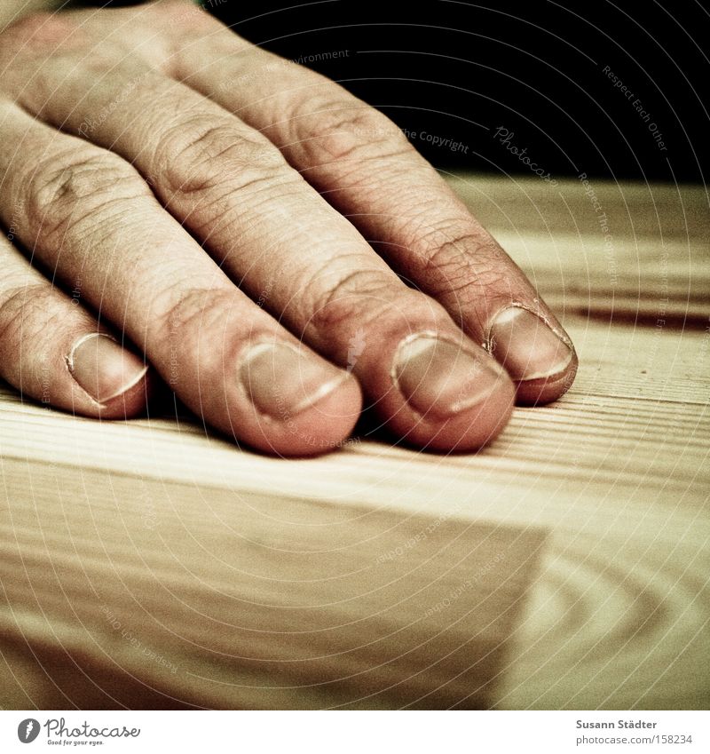 Handzahm Finger Fingernagel Skelett Haut verschrumpelt Falte Hautfalten Fingerkuppe lackieren Mann Tisch Holz Tischplatte