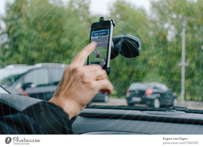 Handynavigation im Auto Städtereise Telefon Mensch Finger 1 Autofahren Straße PKW Vorfreude Gelassenheit Navigation wegweisend Autofenster Halterung zeigen