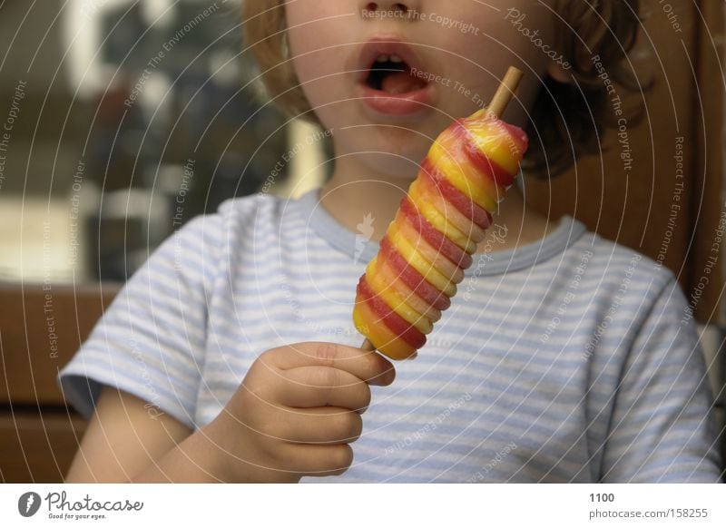 Kleiner Genießer Erfrischung Kind Lollipop lutschen Ernährung rot Zuckerstange Süßwaren Sommer Eis eis am stiel Junge orange schleck Essen