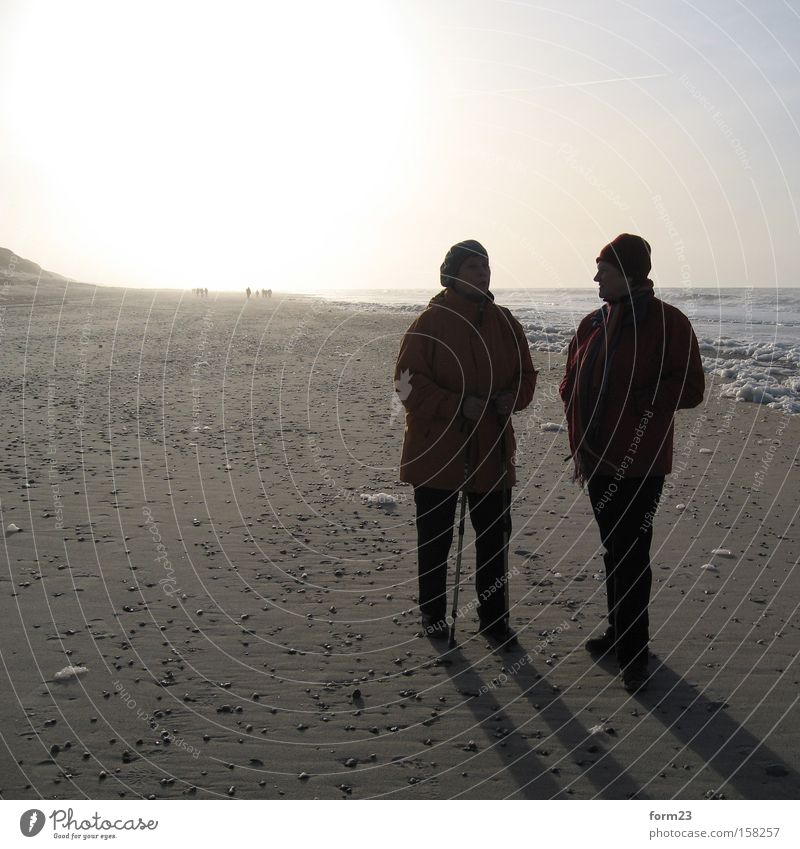 winterstandspaziergang Sonne Licht Schatten 2 Strand Meer Winter sprechen Mensch Gegenlicht Kontrast Dänemark Nordsee Küste Frau