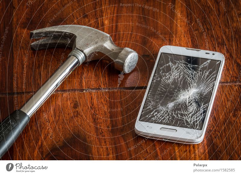 Smashed Handy-Bildschirm auf einem Tisch Telefon PDA Technik & Technologie Holz modern klug schwarz weiß Zerstörung Mobile gebrochen Mitteilung Unfall