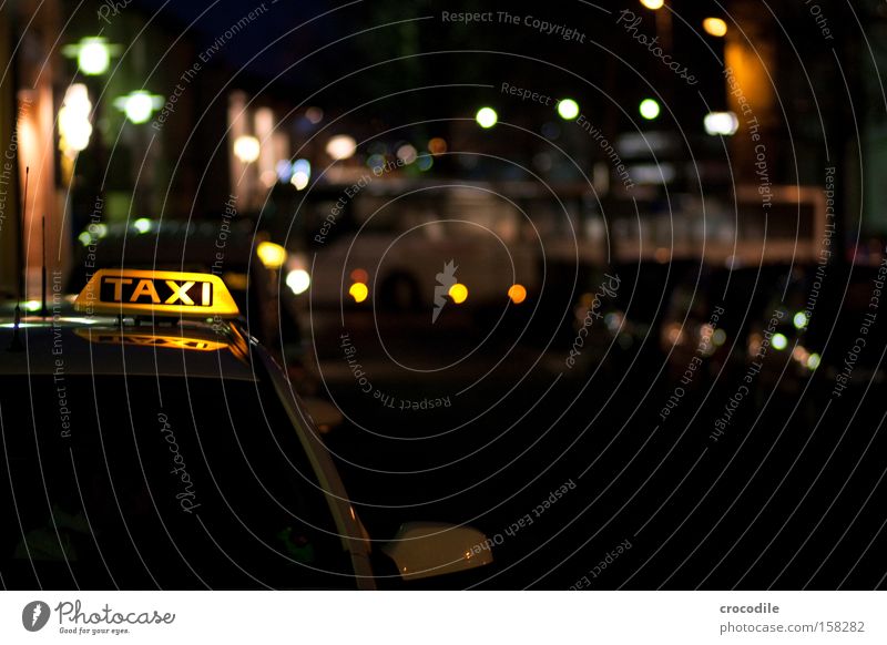 TAXI Taxi KFZ fahren Taxifahrer Unschärfe Bahnhof Fahrer Nacht dunkel Straße stehen warten Bus Lampe Scheinwerfer Autoscheinwerfer Dienstleistungsgewerbe