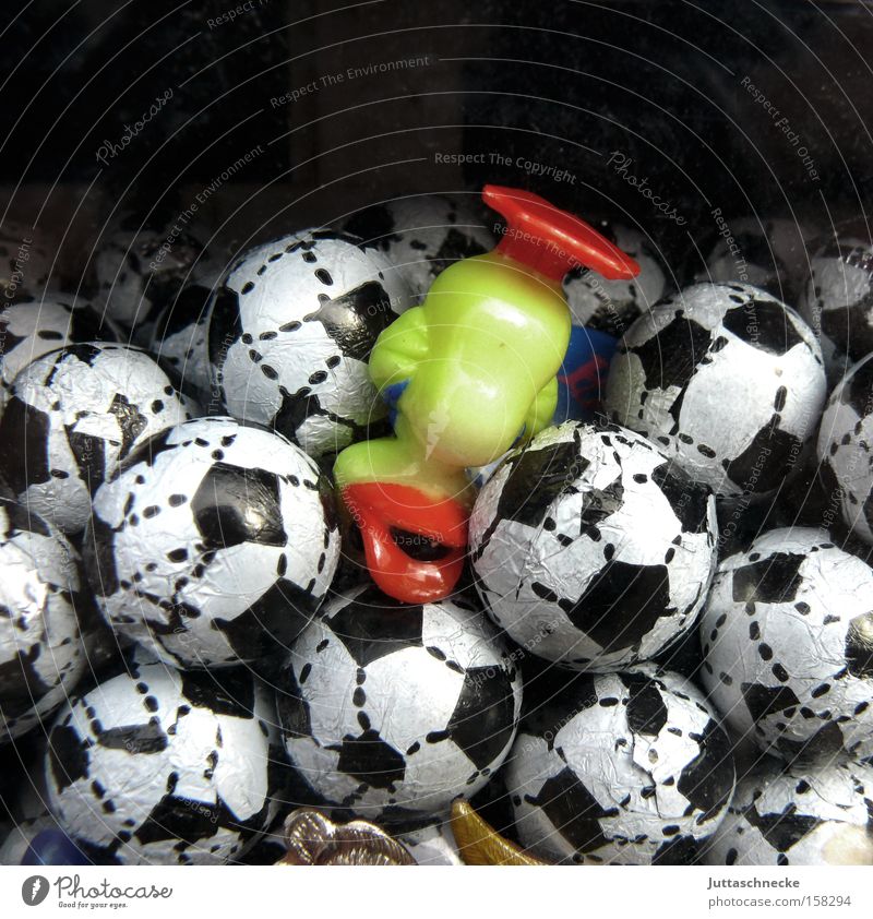 Kopfsprung Ball Fußball Kaugummi Ente Kopfstand kopfvoran Automat Kaugummiautomat Ernährung gelb Schnabel tauchen Kindheit Süßwaren Zufriedenheit Naschkram